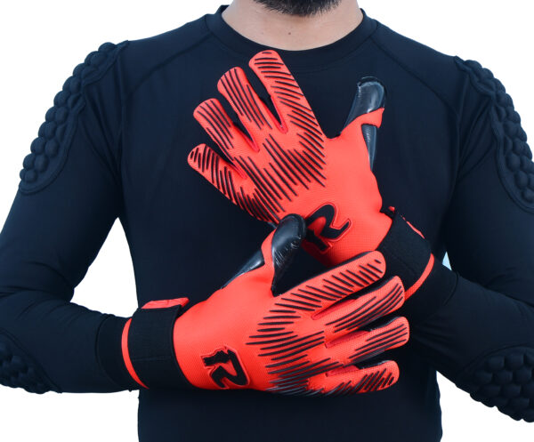 negative-cut-german-contact-latex-appleprene-goalkeeper-gloves-prime-inferno-on-person Raqim Prime Inferno goalkeeper gloves with Appleprene body